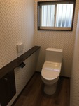 こだわりのトイレ造作カウンター。フラップ扉収納でペーパーもぴったり収納。下部を開けることで掃除もラクラク♪