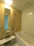 【採用設備】TOTO　ユニットバス「サザナ」HTシリーズ Sタイプ
壁4面を断熱材ですっぽり覆うことでよりあたたかい浴室に。