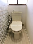 アクセントクロスでおしゃれに、古かったトイレは温水洗浄暖房便座に取替え。